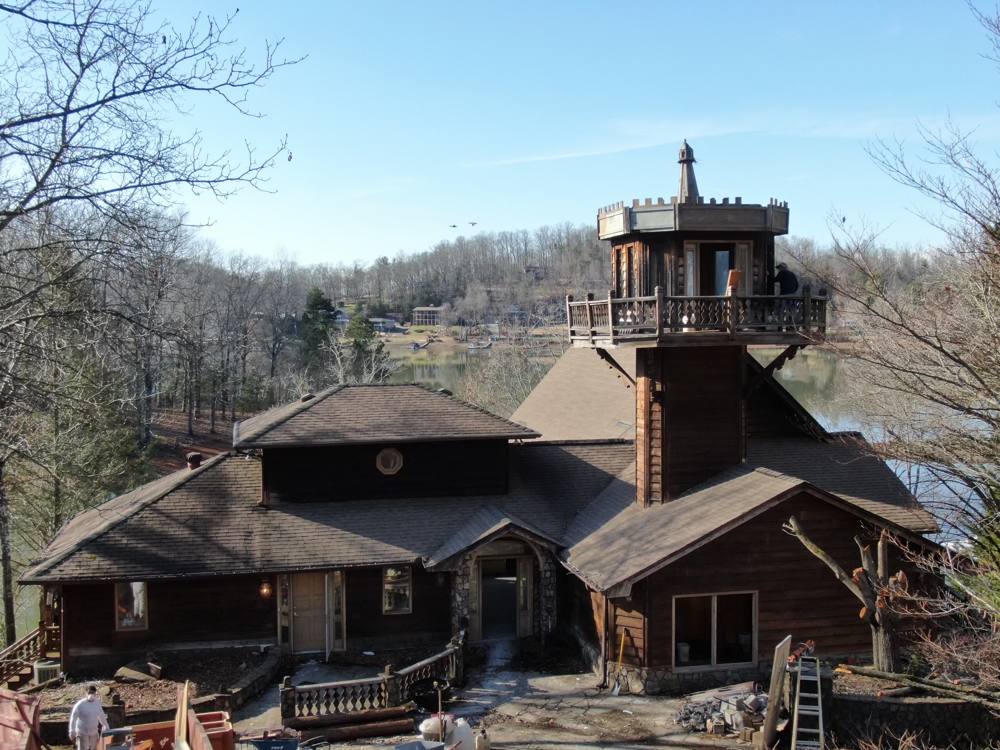 Photo of the turret-like sky booth of the ski lift/ chair lift